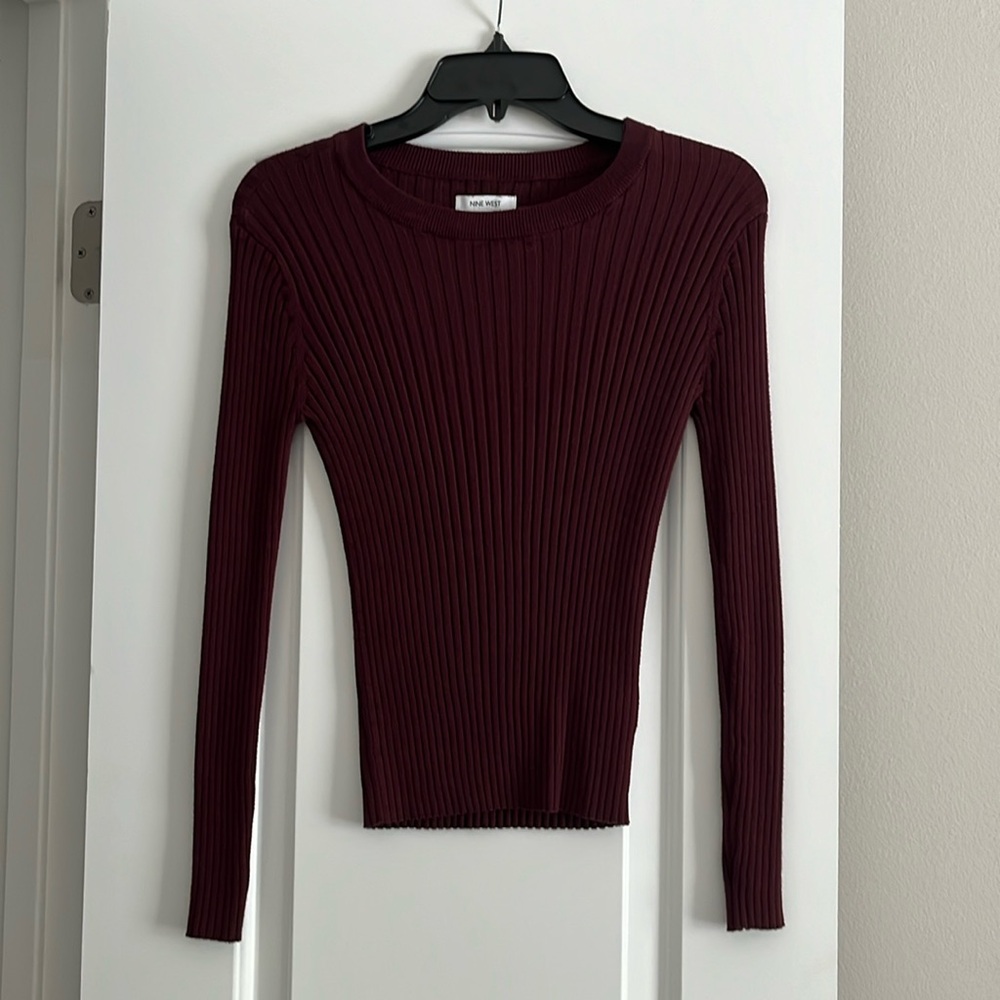 nine West M fitted sweater in maroon color